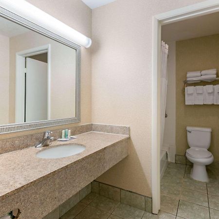 Quality Inn & Suites Oceanside Near Camp Pendleton Exterior photo
