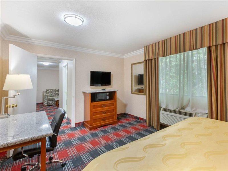 Quality Inn & Suites Oceanside Near Camp Pendleton Exterior photo
