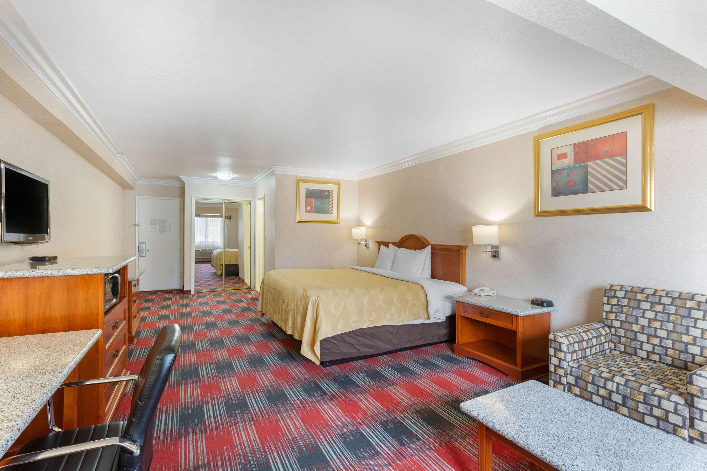 Quality Inn & Suites Oceanside Near Camp Pendleton Exterior photo