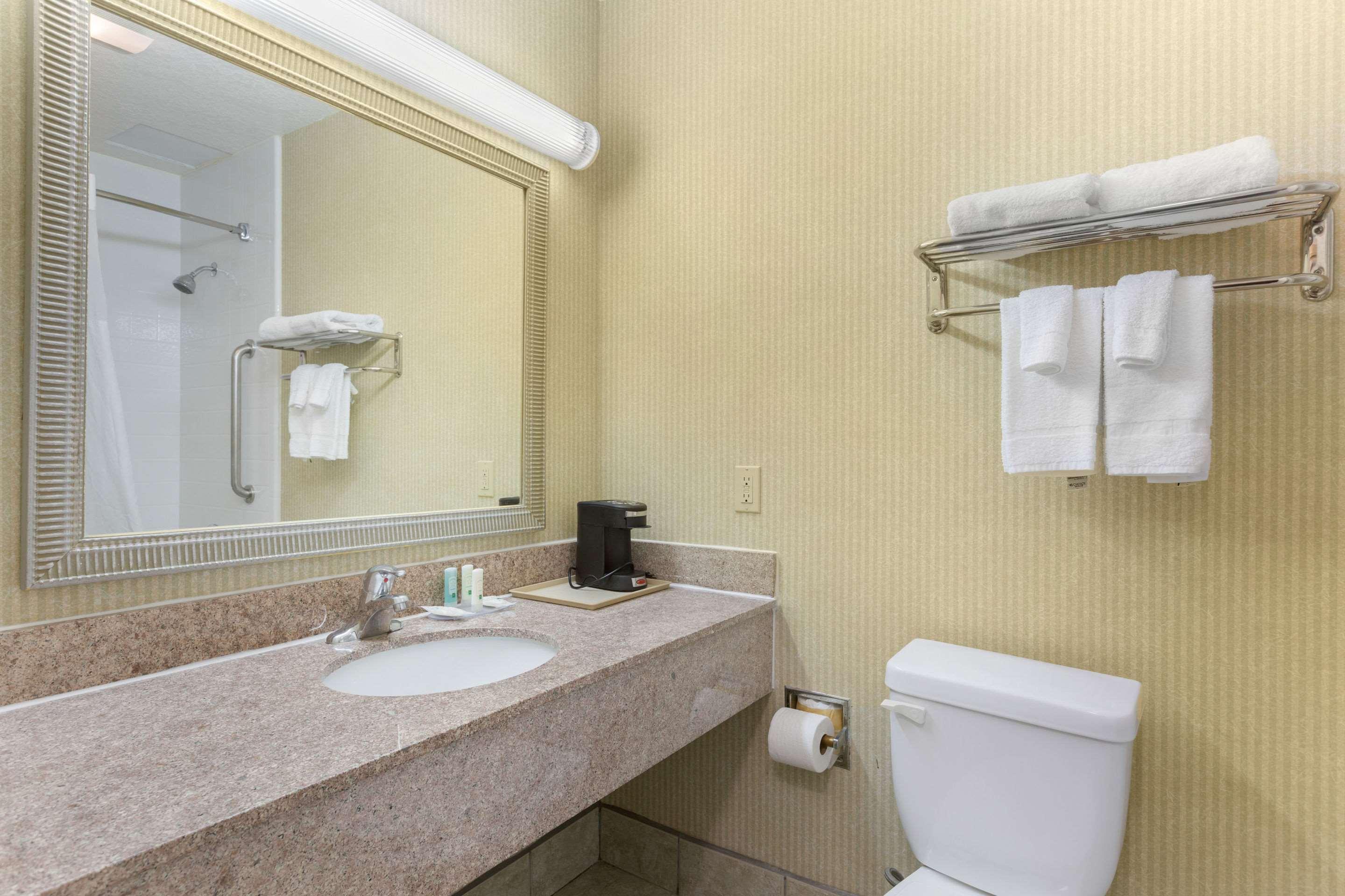 Quality Inn & Suites Oceanside Near Camp Pendleton Exterior photo