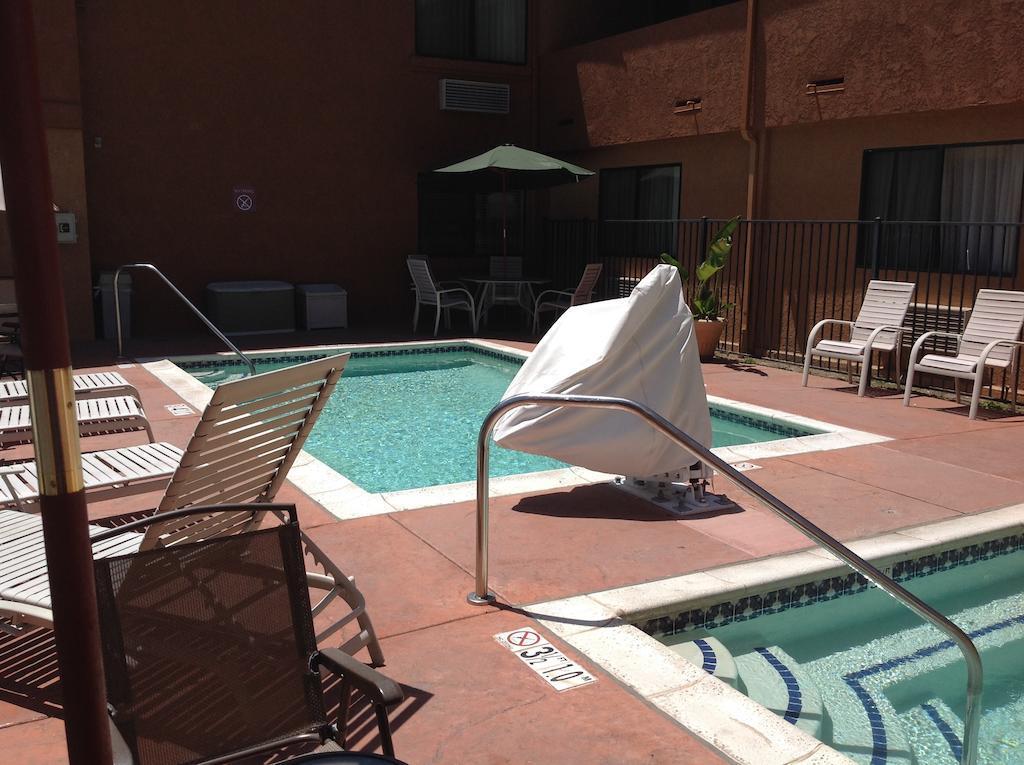 Quality Inn & Suites Oceanside Near Camp Pendleton Exterior photo