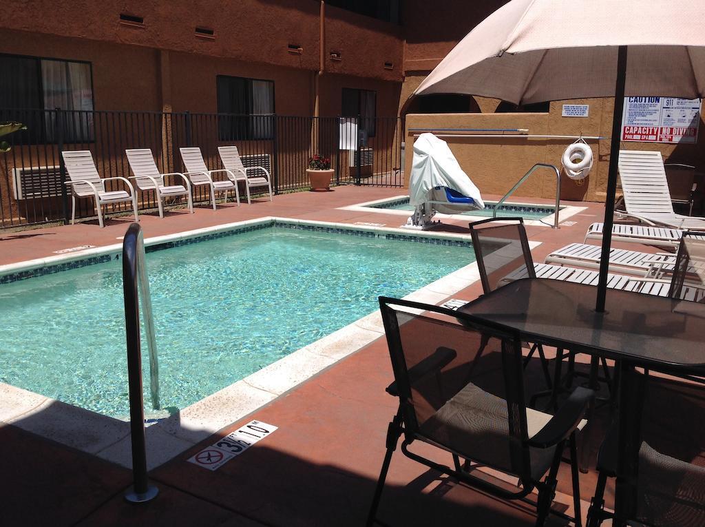 Quality Inn & Suites Oceanside Near Camp Pendleton Exterior photo