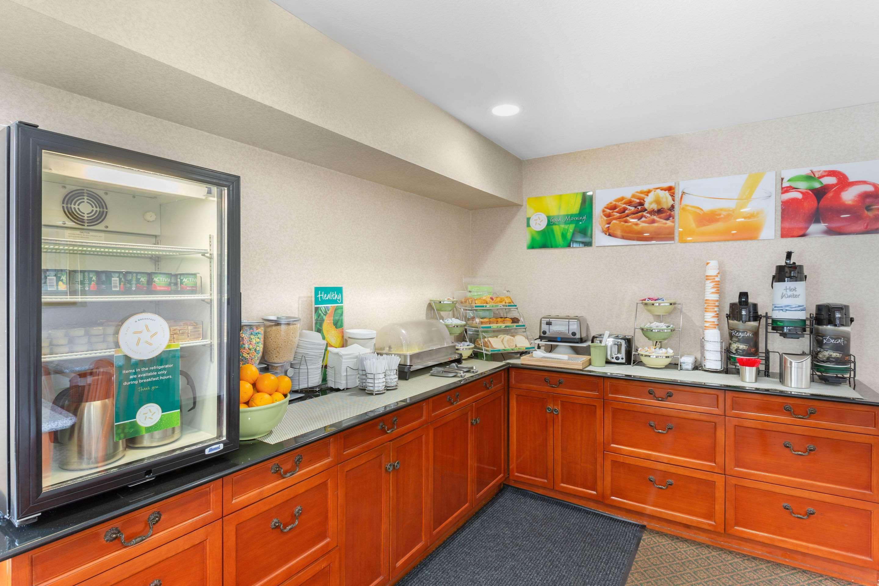 Quality Inn & Suites Oceanside Near Camp Pendleton Exterior photo