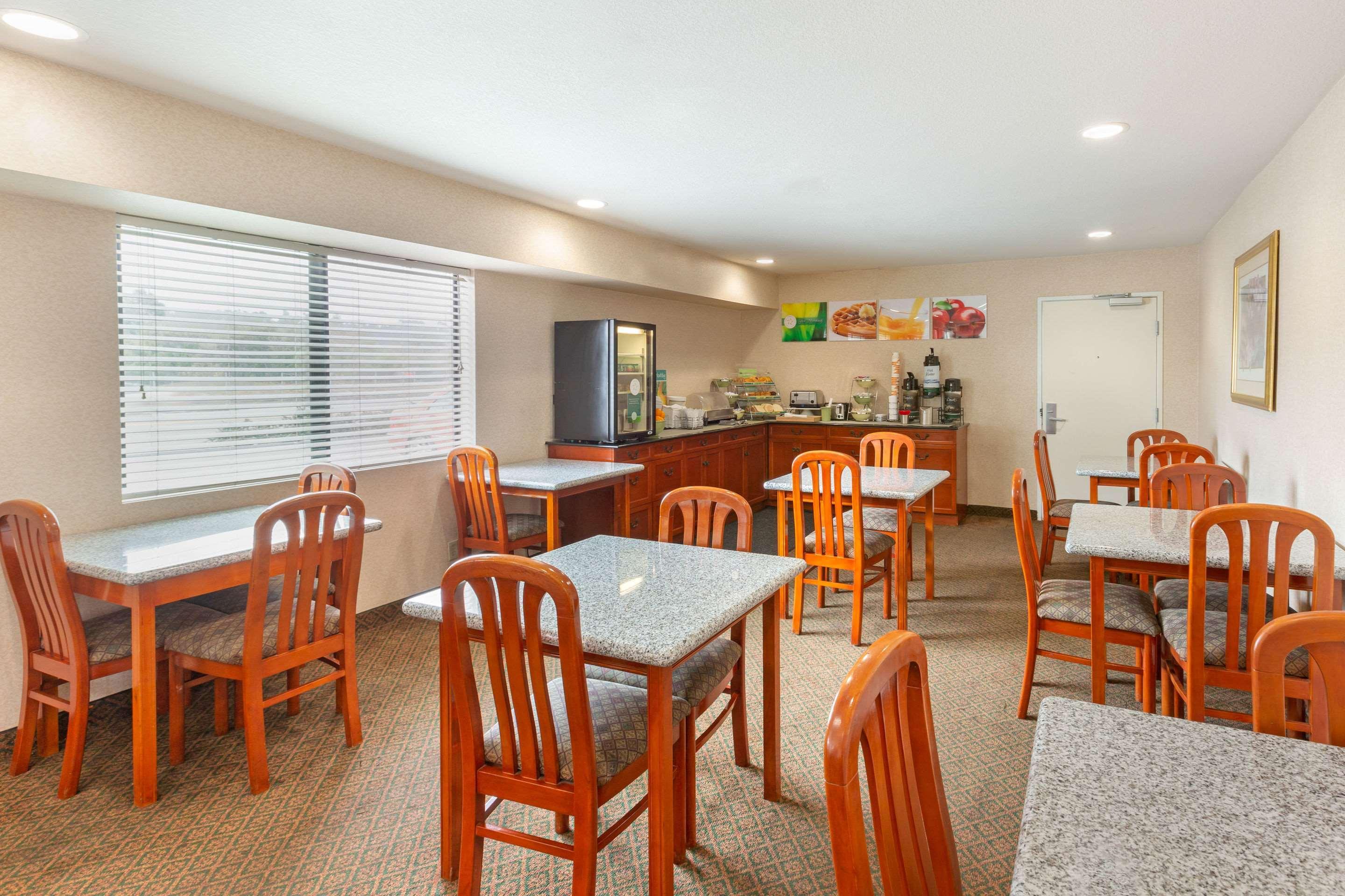 Quality Inn & Suites Oceanside Near Camp Pendleton Exterior photo