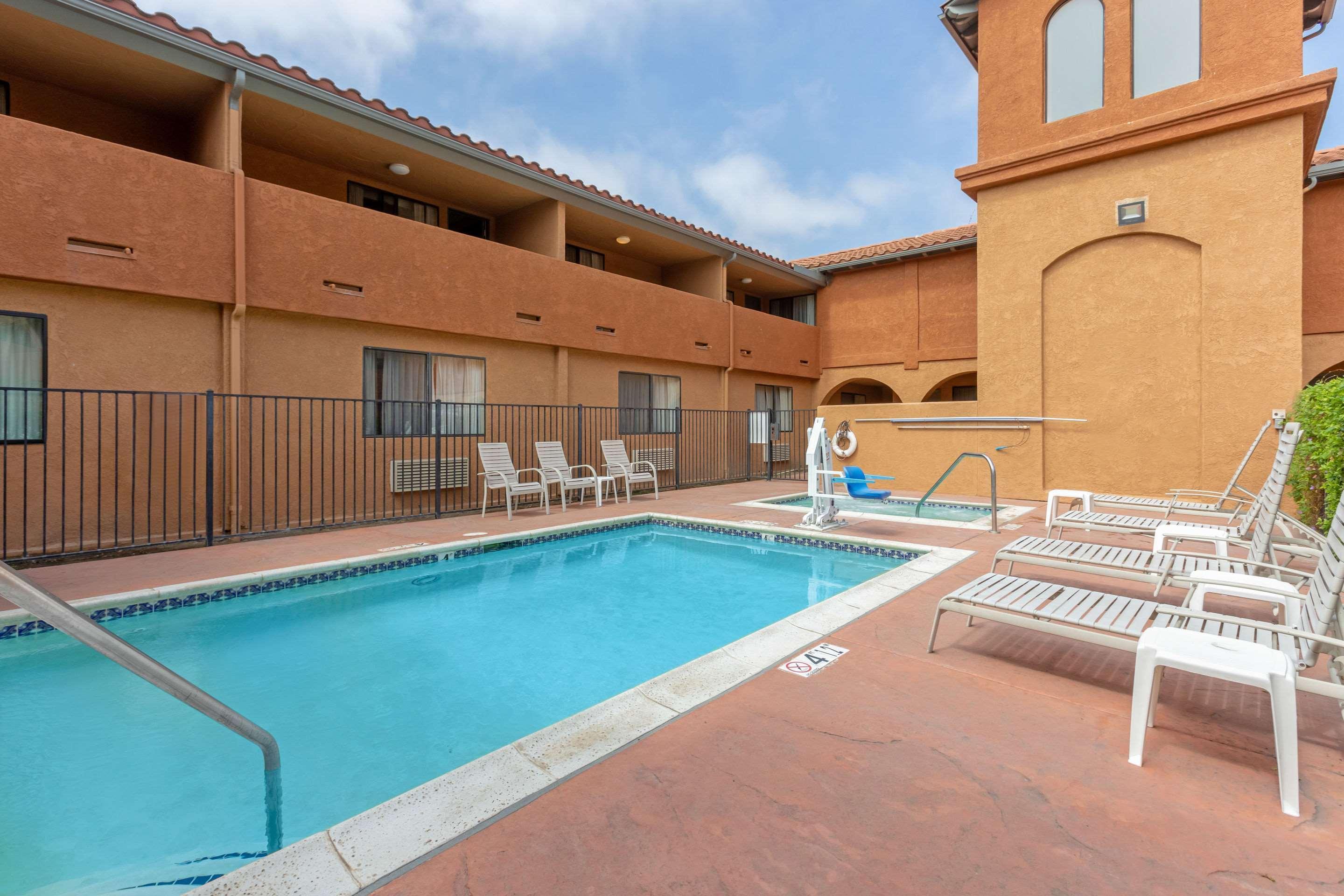 Quality Inn & Suites Oceanside Near Camp Pendleton Exterior photo