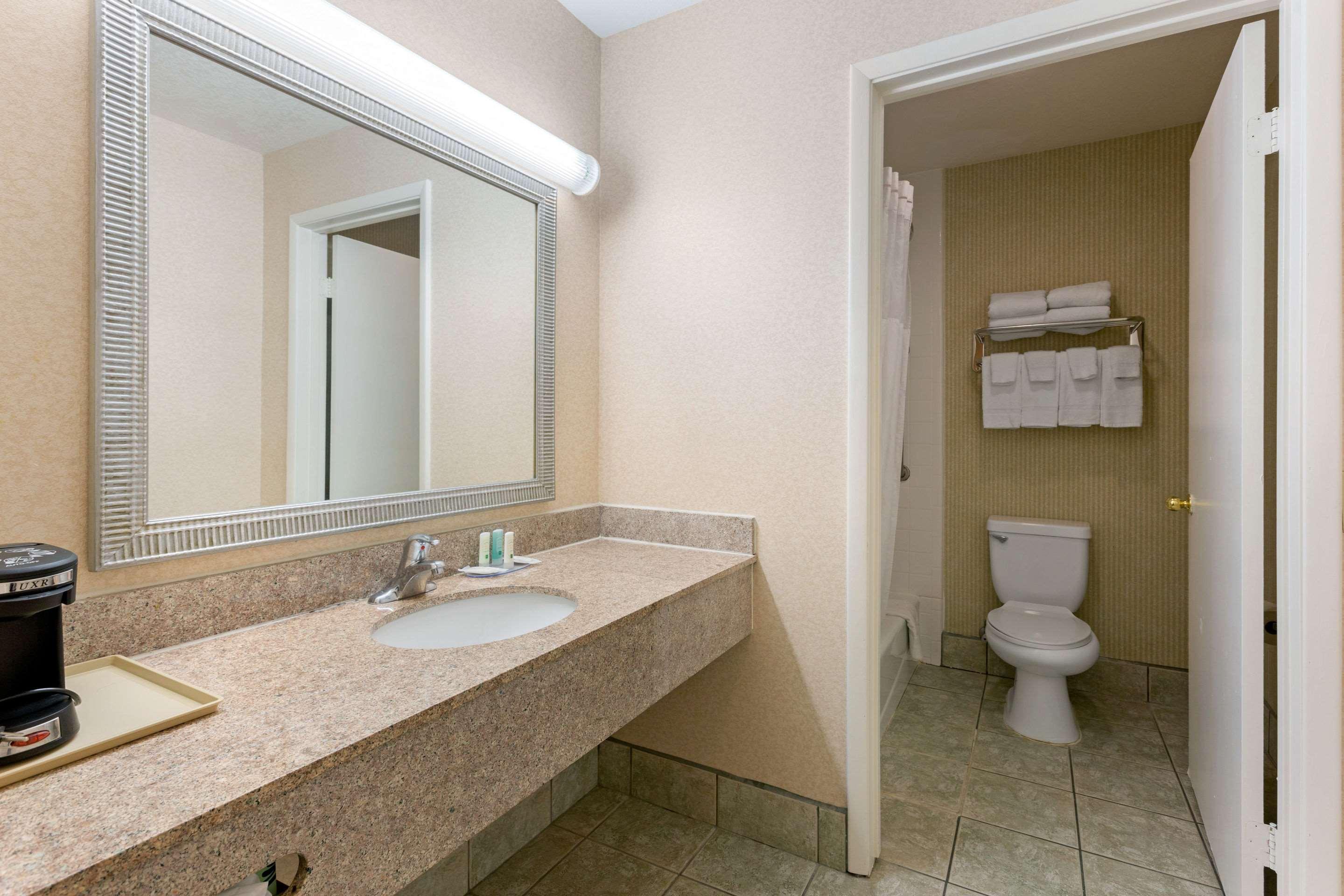 Quality Inn & Suites Oceanside Near Camp Pendleton Exterior photo