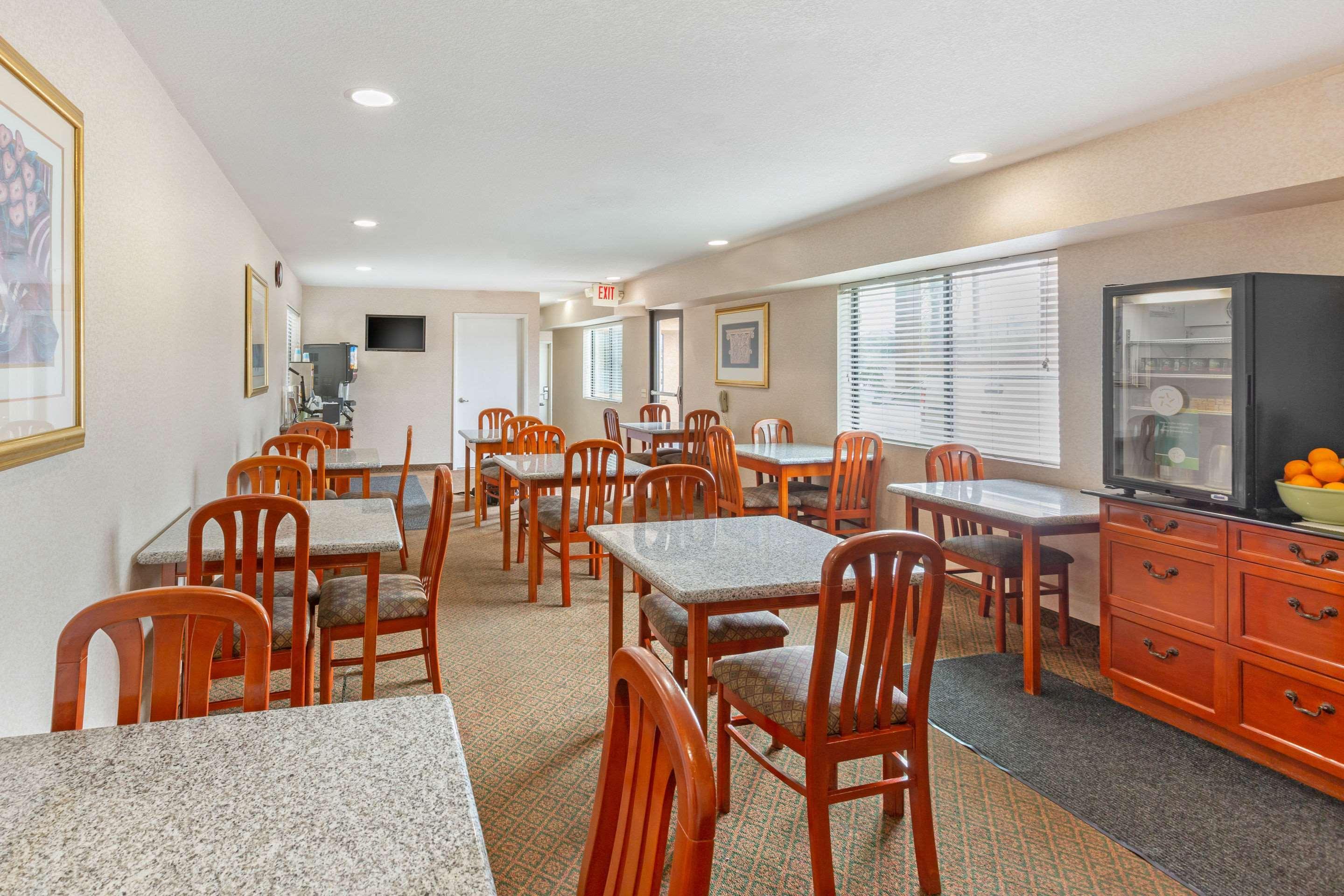 Quality Inn & Suites Oceanside Near Camp Pendleton Exterior photo