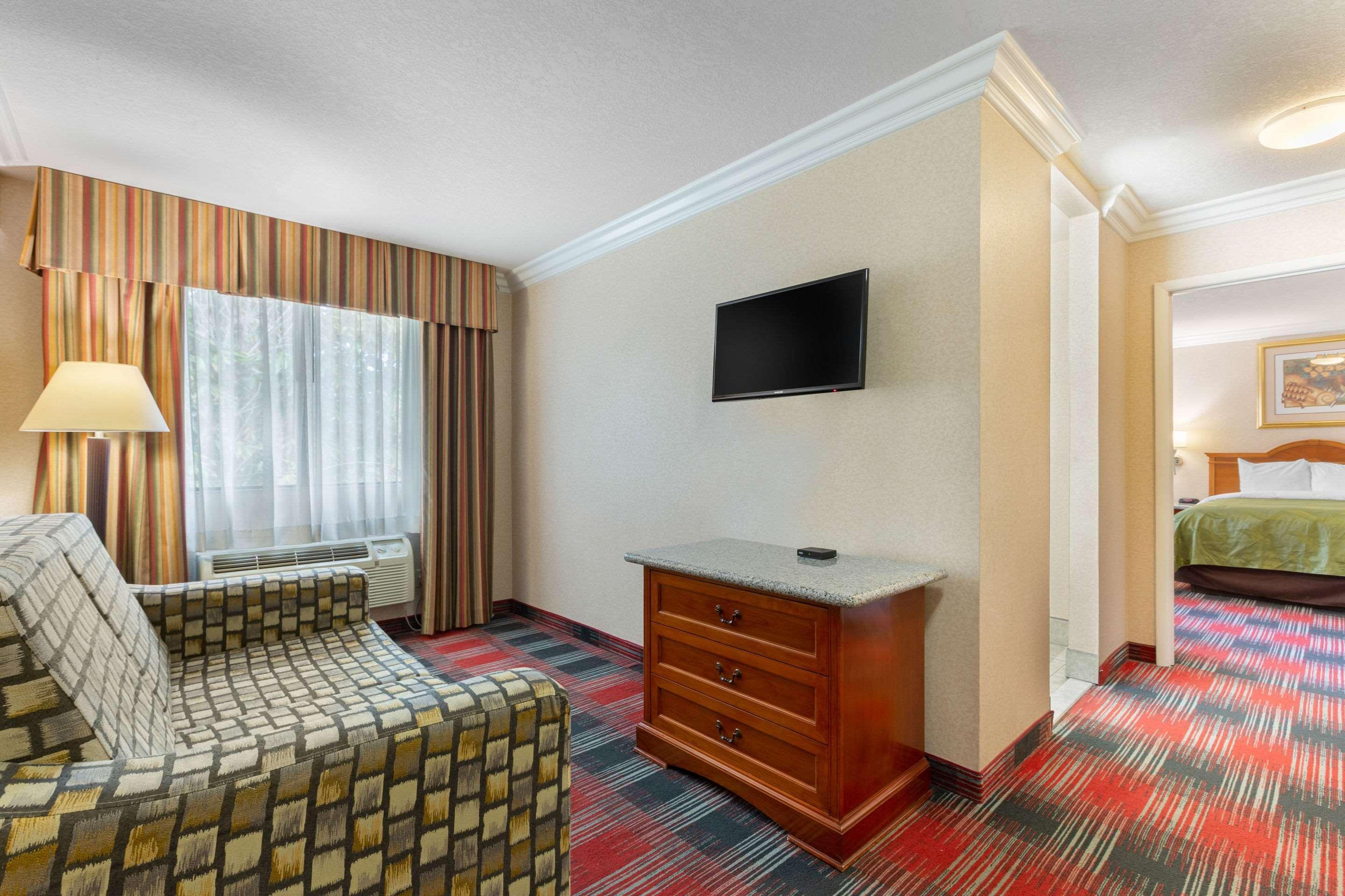 Quality Inn & Suites Oceanside Near Camp Pendleton Exterior photo