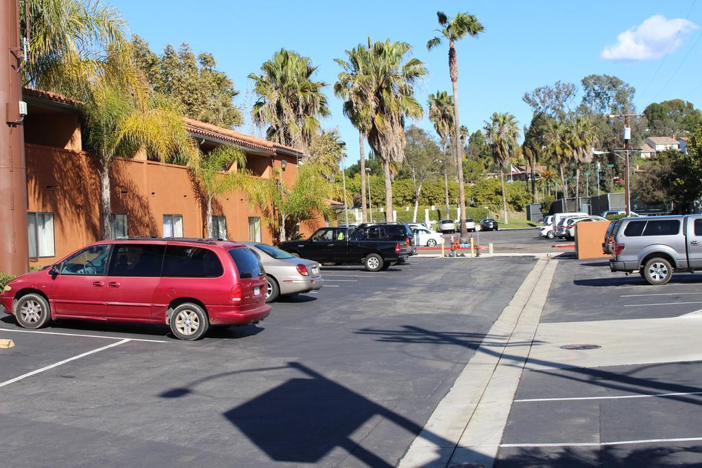 Quality Inn & Suites Oceanside Near Camp Pendleton Exterior photo