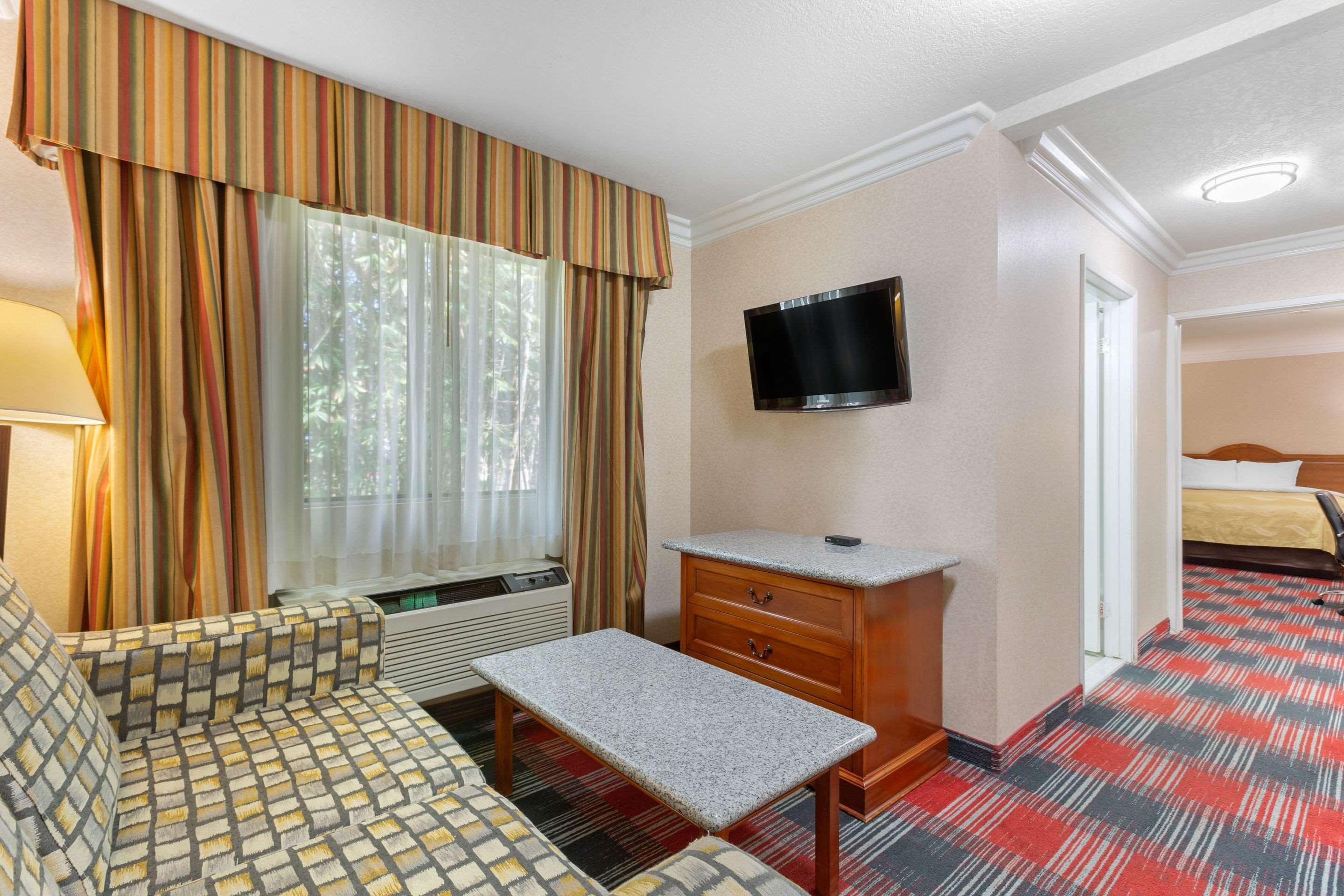Quality Inn & Suites Oceanside Near Camp Pendleton Exterior photo