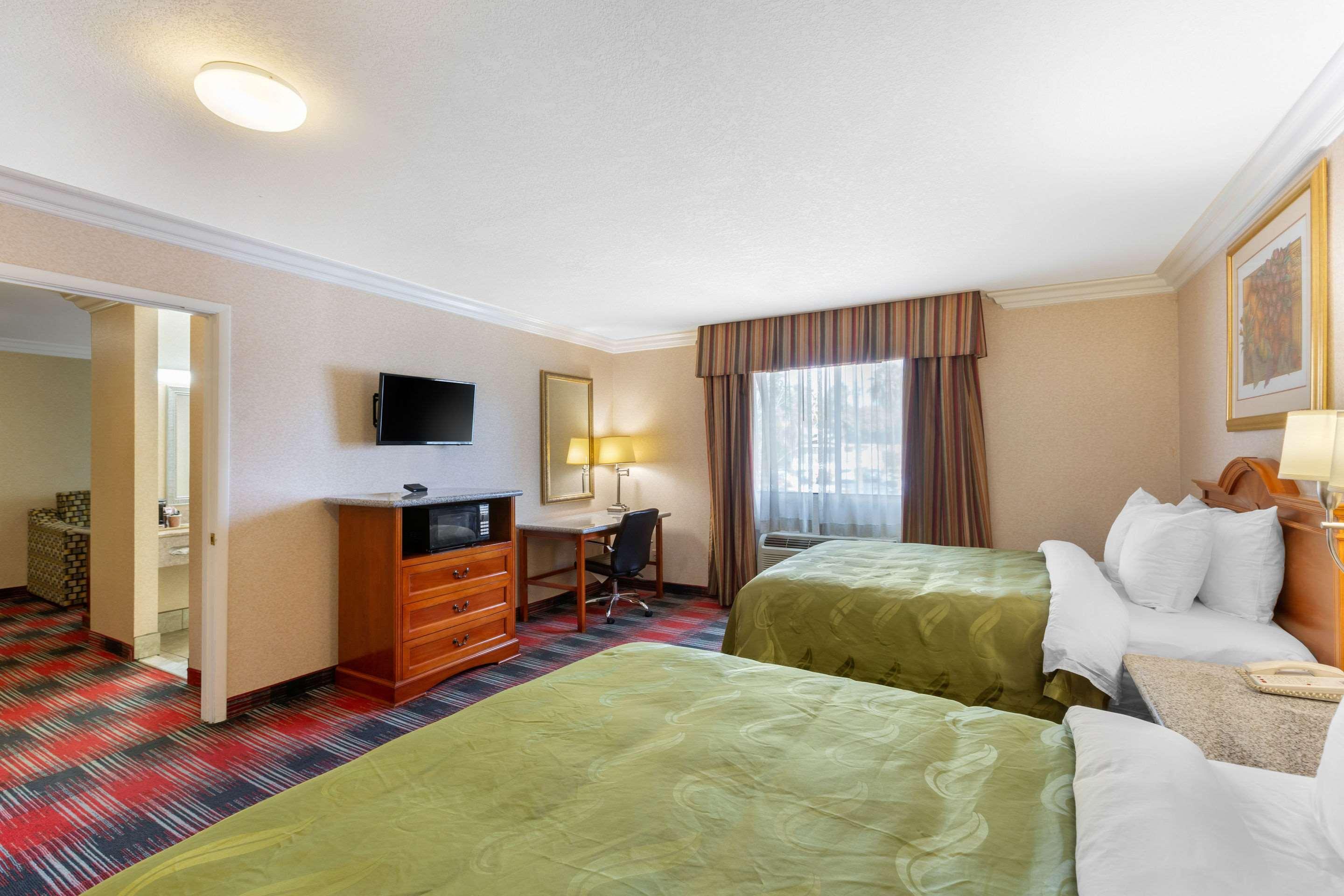 Quality Inn & Suites Oceanside Near Camp Pendleton Exterior photo