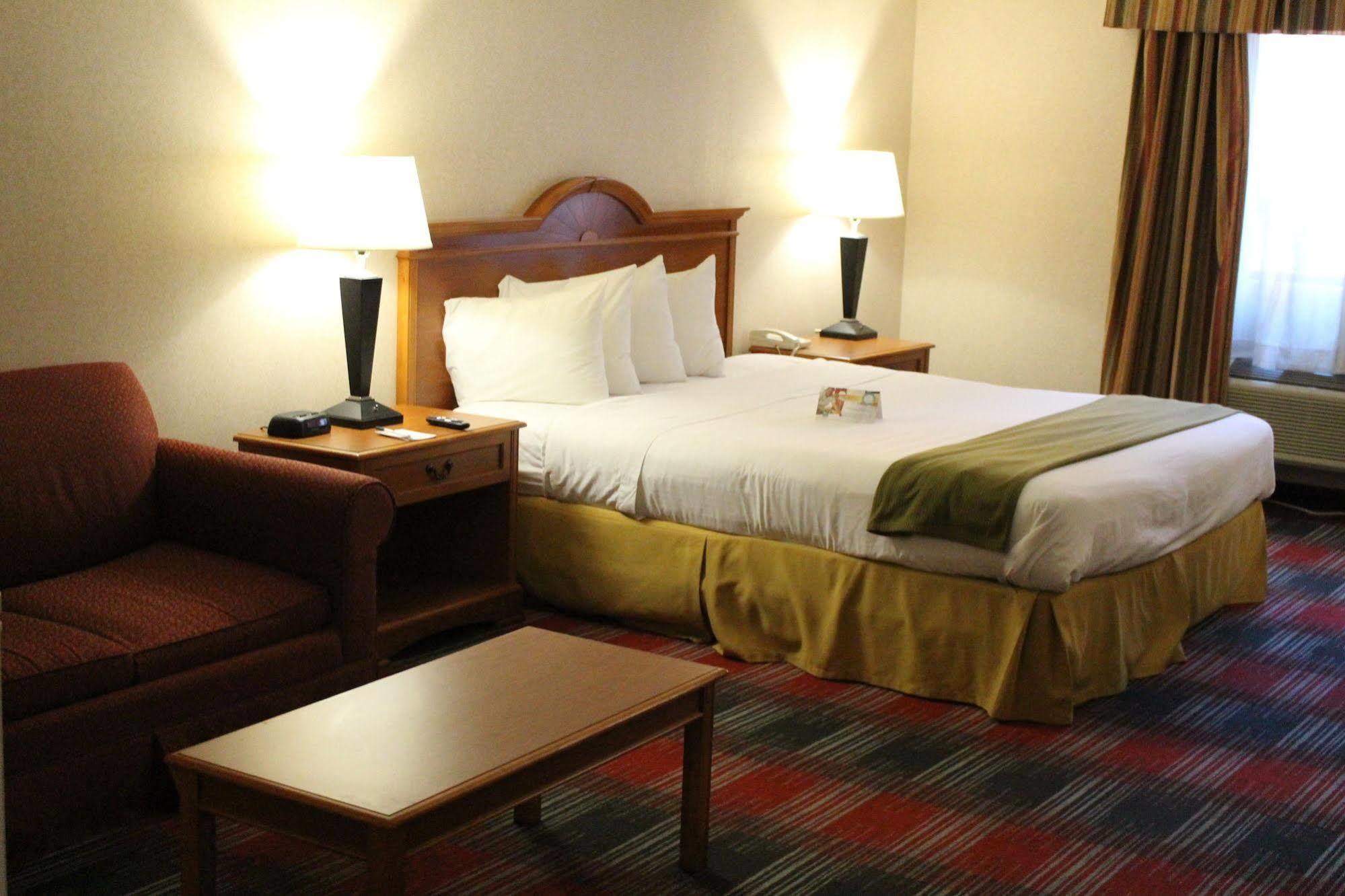 Quality Inn & Suites Oceanside Near Camp Pendleton Exterior photo